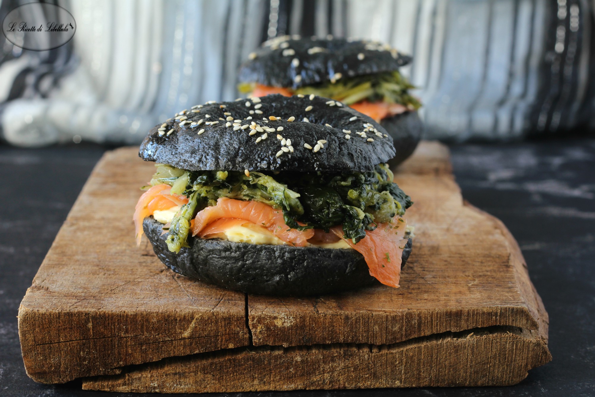 Bagel de carvão vegetal com salmão, brie e vegetais