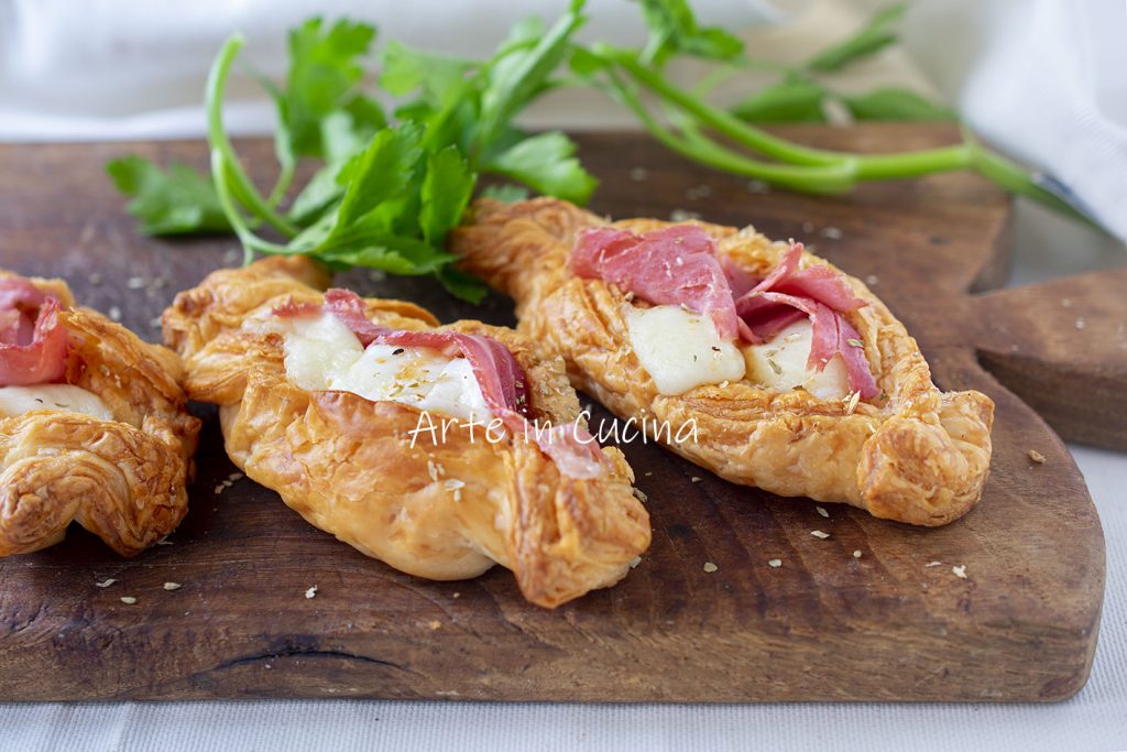 Barquinhas de massa folhada presunto e provola aperitivo