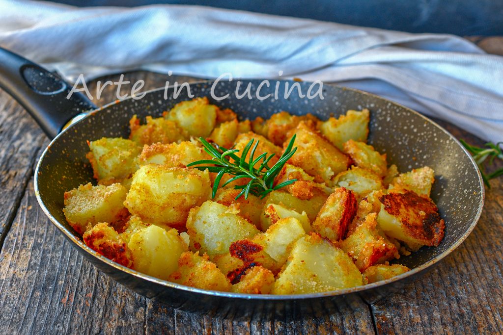 Batatas arenosas na frigideira com alecrim