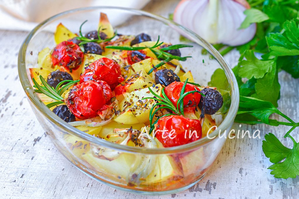 Batatas ao estilo mediterrâneo assadas ou na frigideira