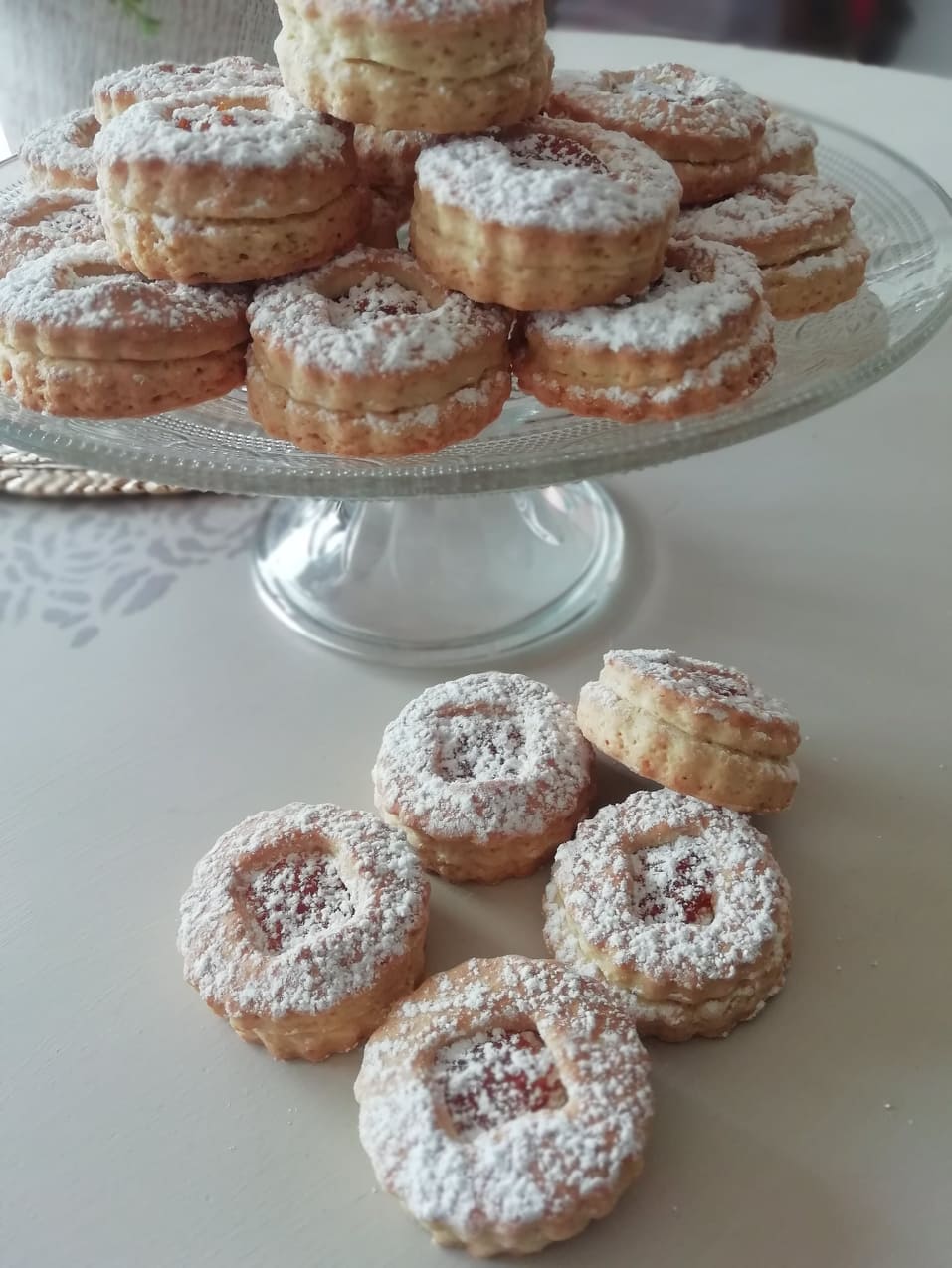BISCOITOS SEM OVOS COM GELEIA