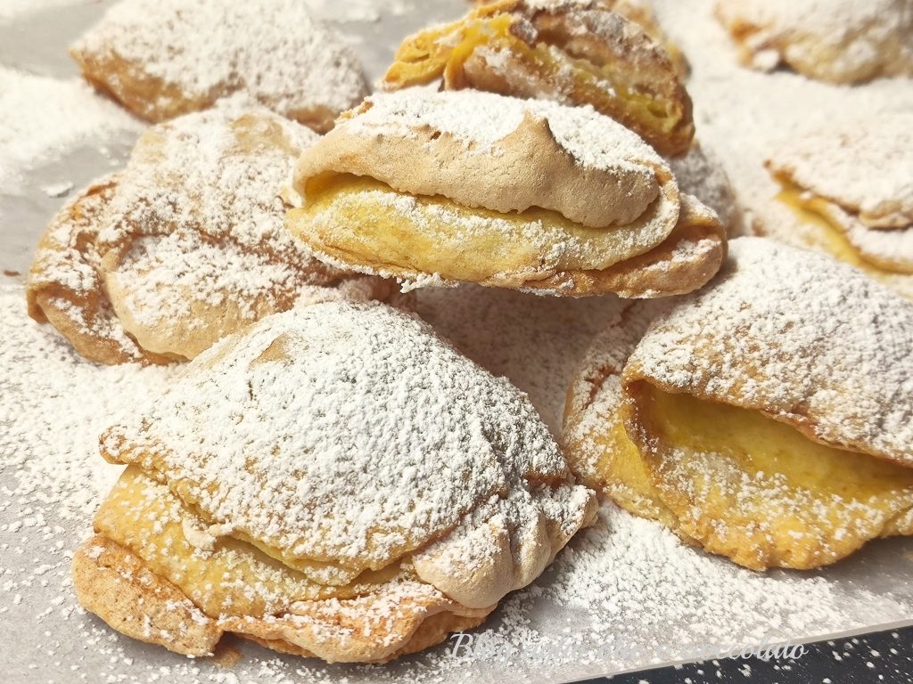 Biscoitos Asas de Prata recheados com merengue crocantes por fora e com coração de merengue cremoso