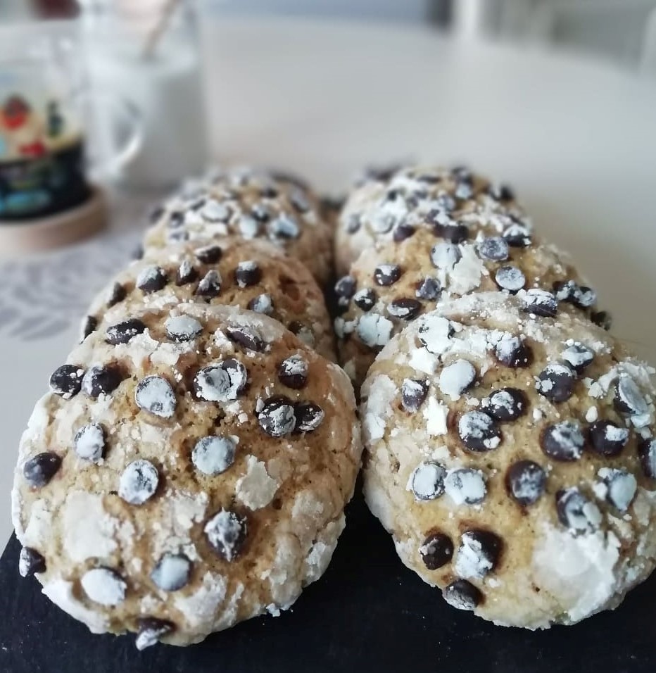 BISCOITOS DE CAFÉ COM GOTAS DE CHOCOLATE