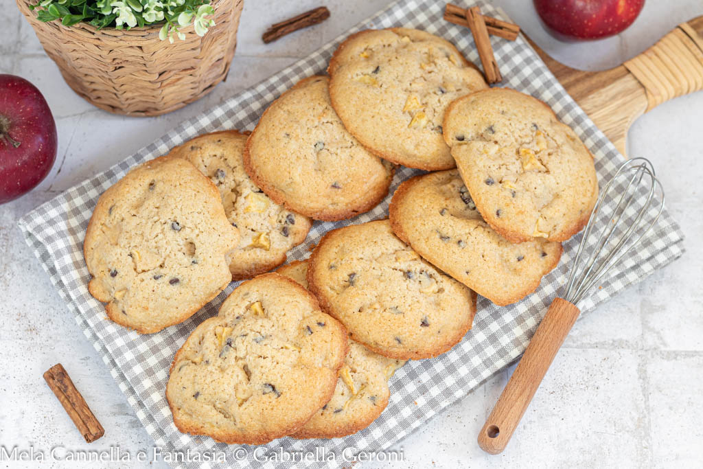 Biscoitos com maçãs e gotas de chocolate super macios