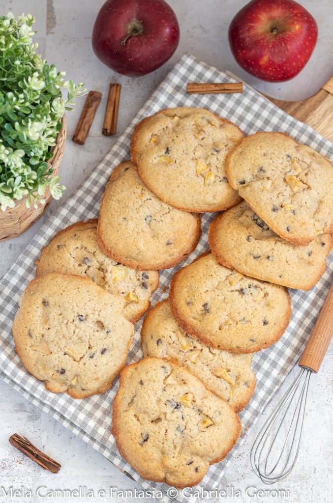 biscoitos com maçãs e gotas de chocolate super macios