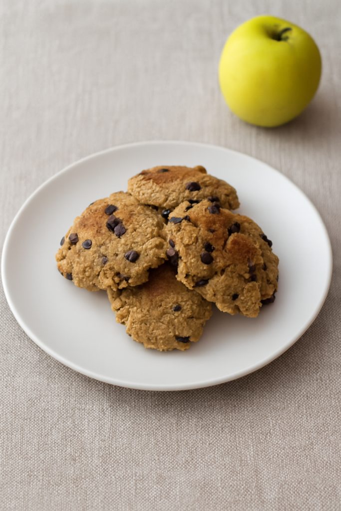 biscoitos de maçã e gotas de chocolate na fritadeira a ar quente