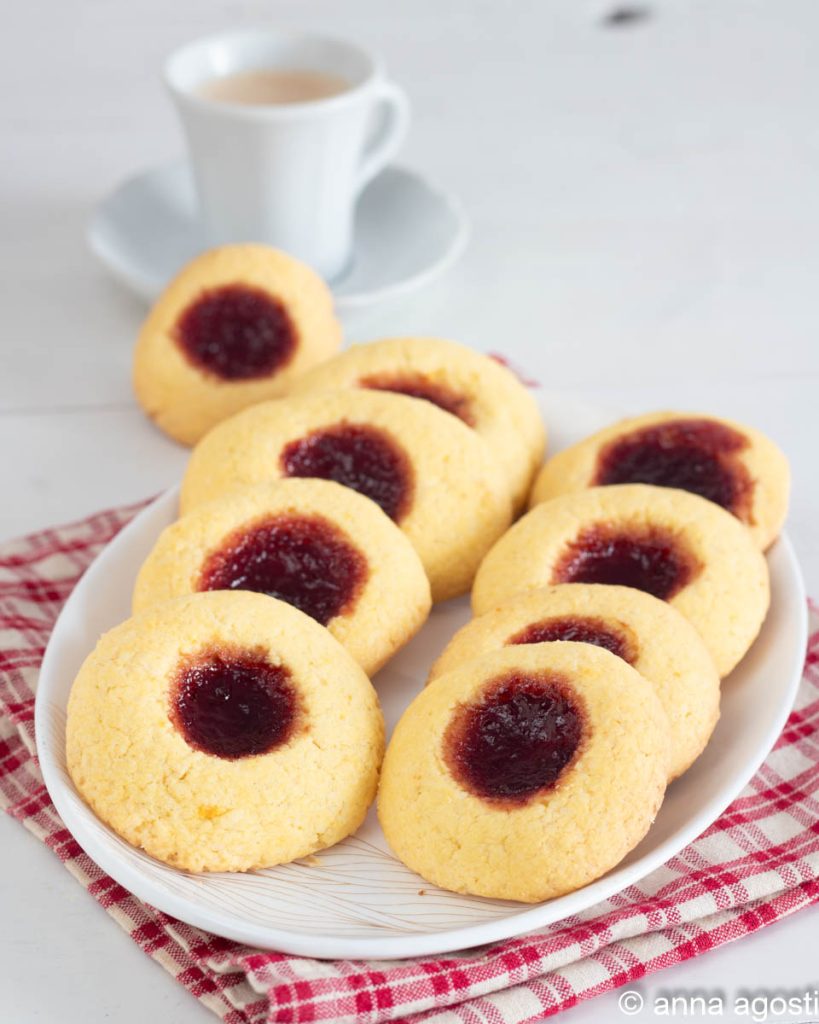 biscoitos de manteiga com geleia