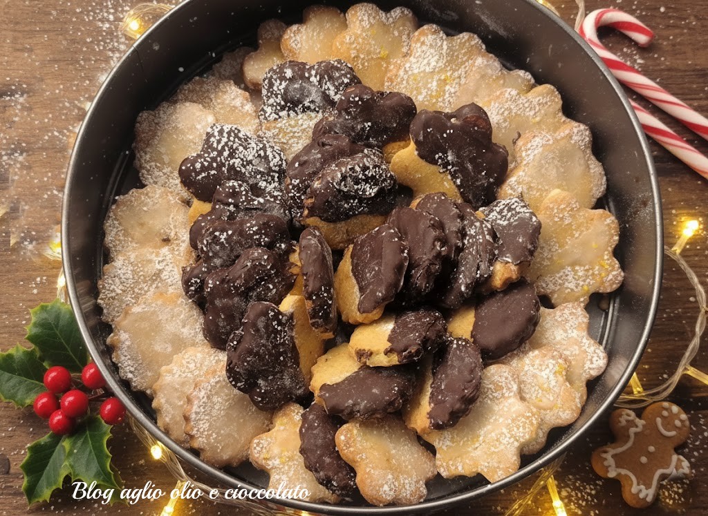 Biscoitos de Natal com laranja prontos em 5 minutos, metade com chocolate e metade com açúcar de confeiteiro