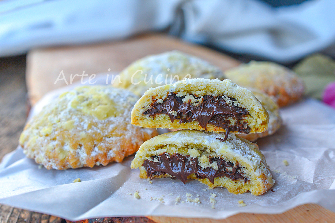 Biscoitos macios ao óleo recheados com nutella