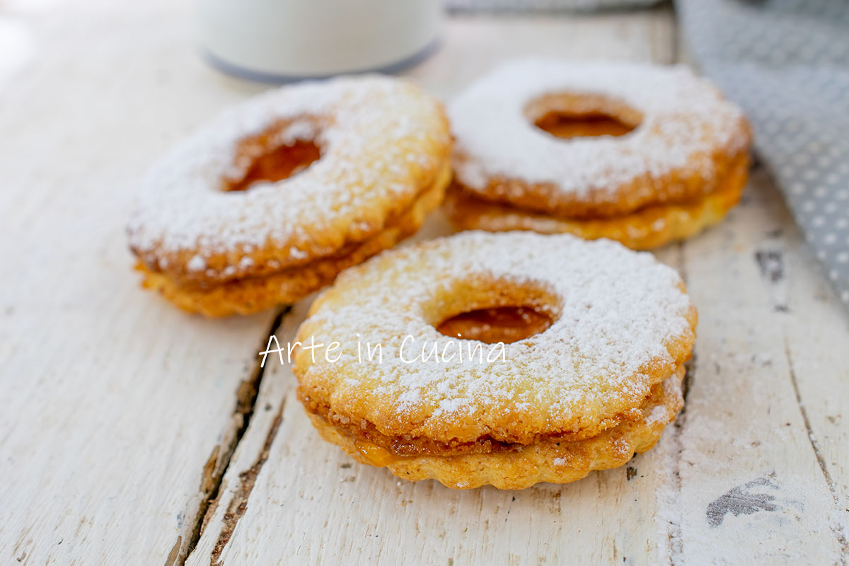 Biscoitos de rosca com geleia
