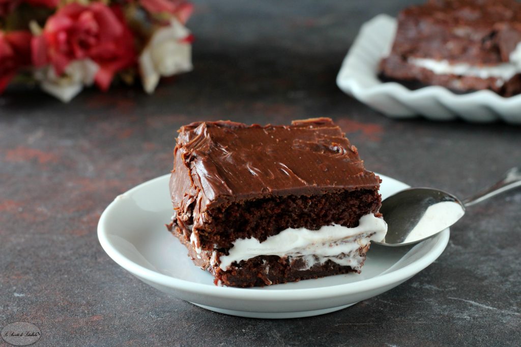 Bolo de chocolate e creme de leite