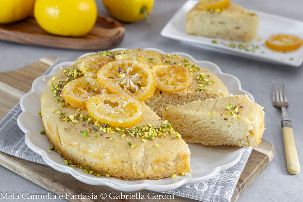 Bolo vegano de limão macio e delicioso pronto em 5 minutos