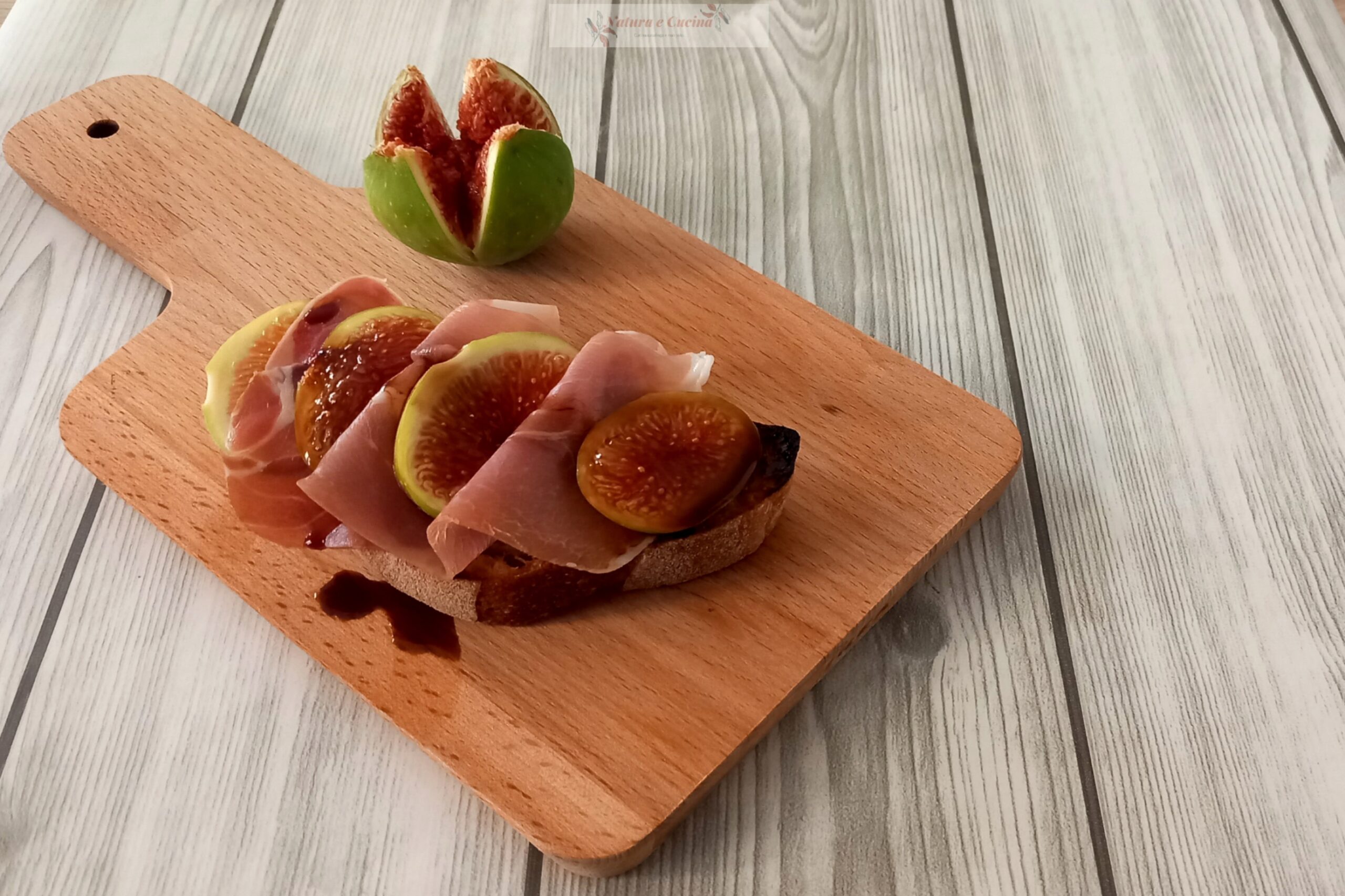 Bruschetta com figos, presunto cru e molho de vinagre balsâmico