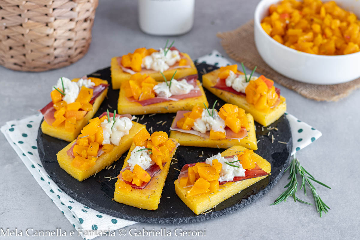 Bruschettas de polenta com abóbora, speck e gorgonzola