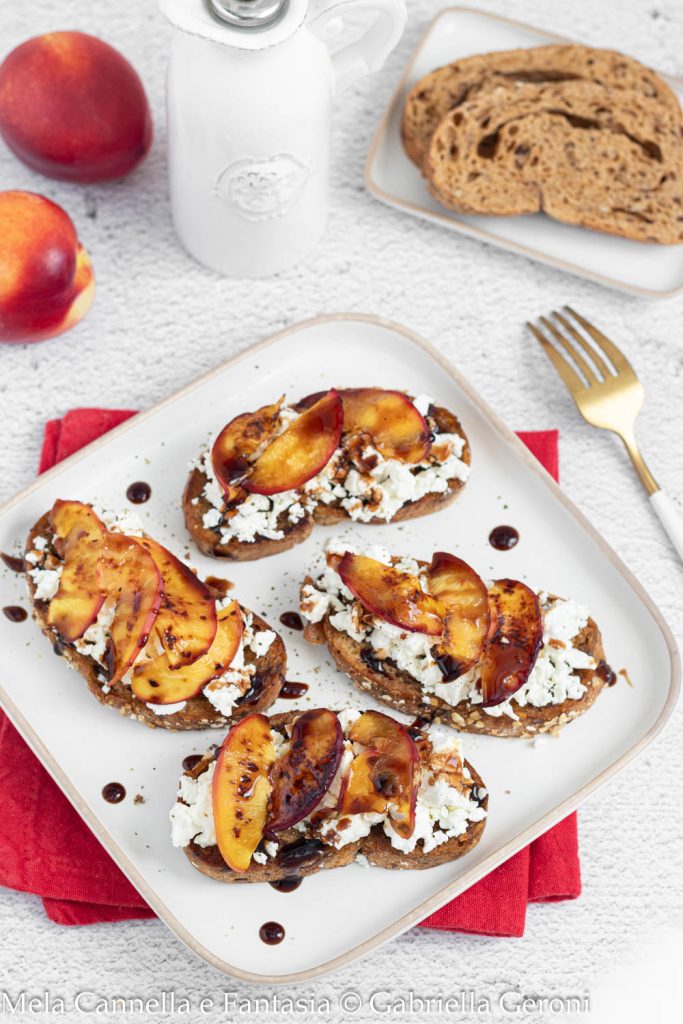 bruschettas com pêssegos grelhados