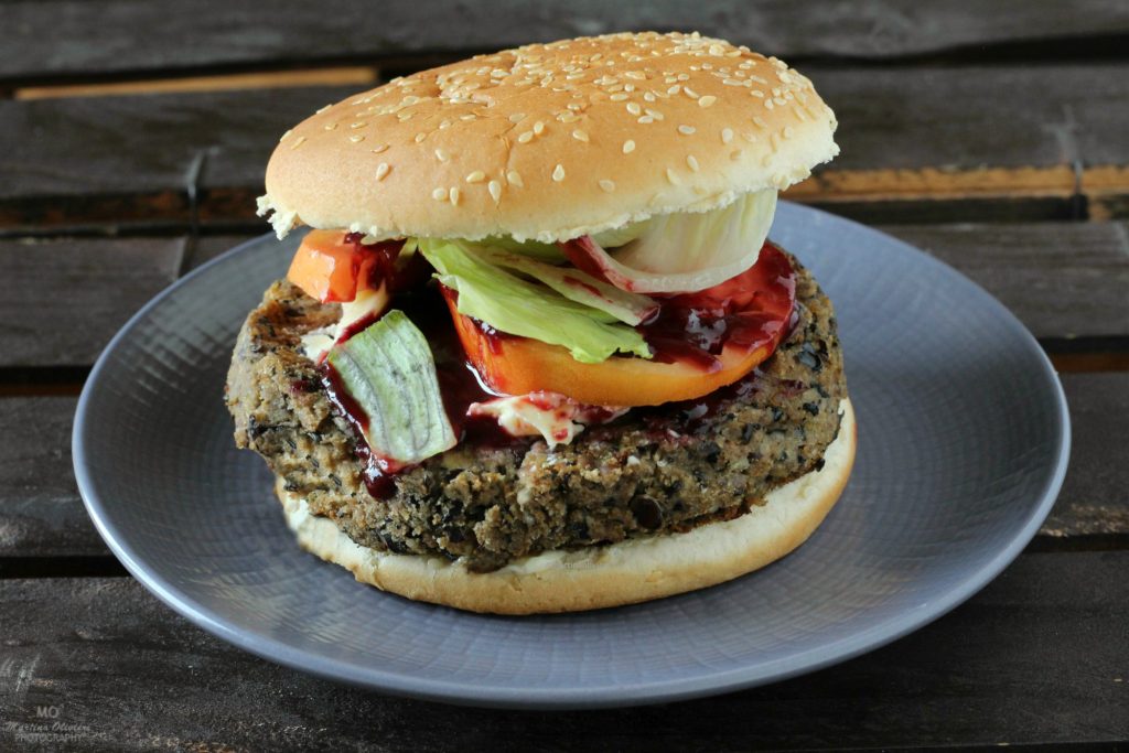 Burger de feijão preto e cogumelos com molho de amora