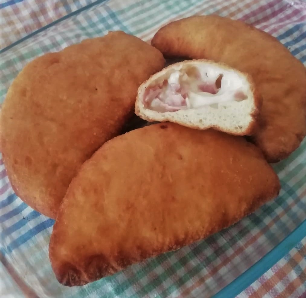 CALZONES FRITOS com presunto e mussarela