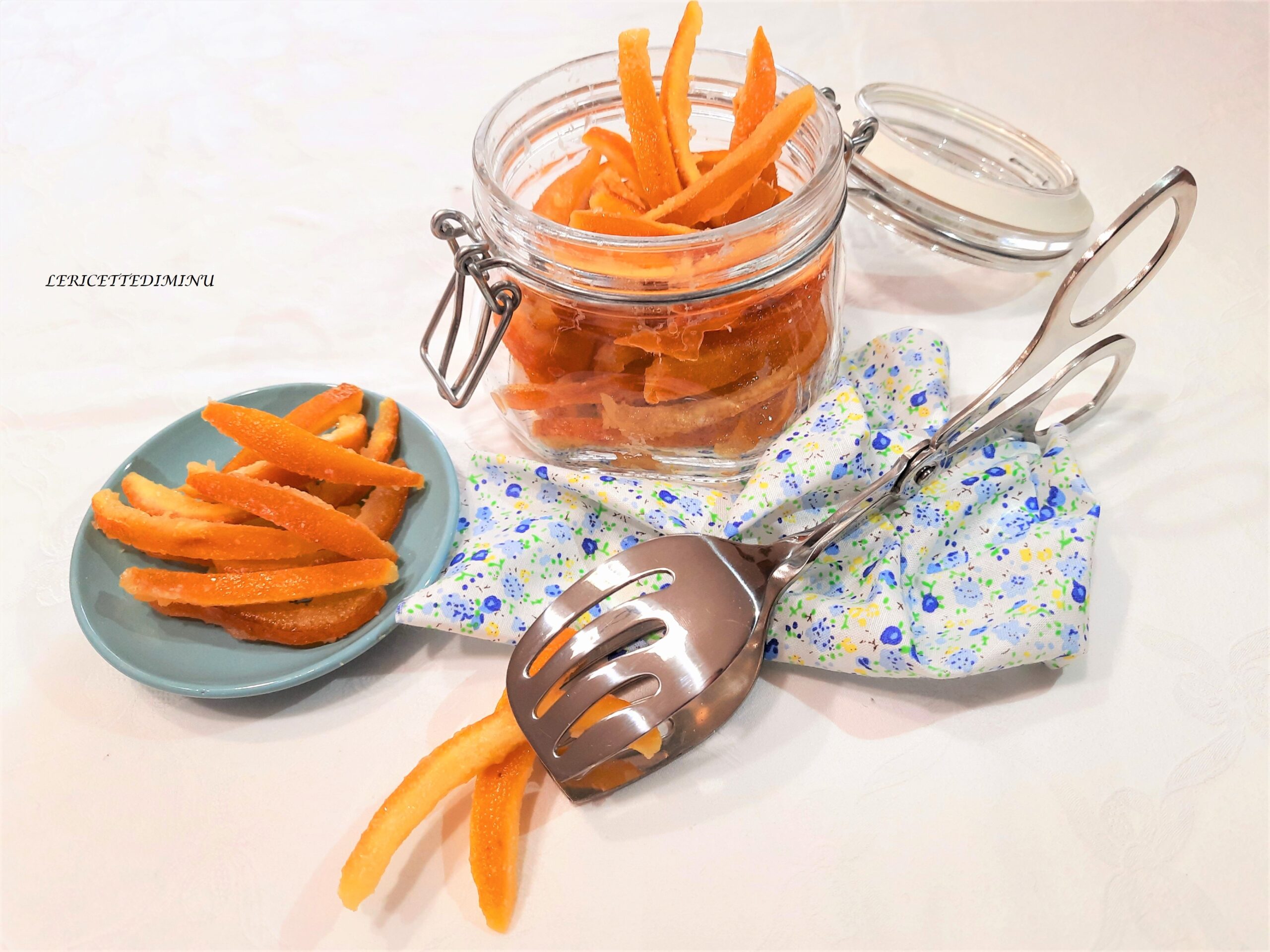 Casquinhas de laranja cristalizadas com molho