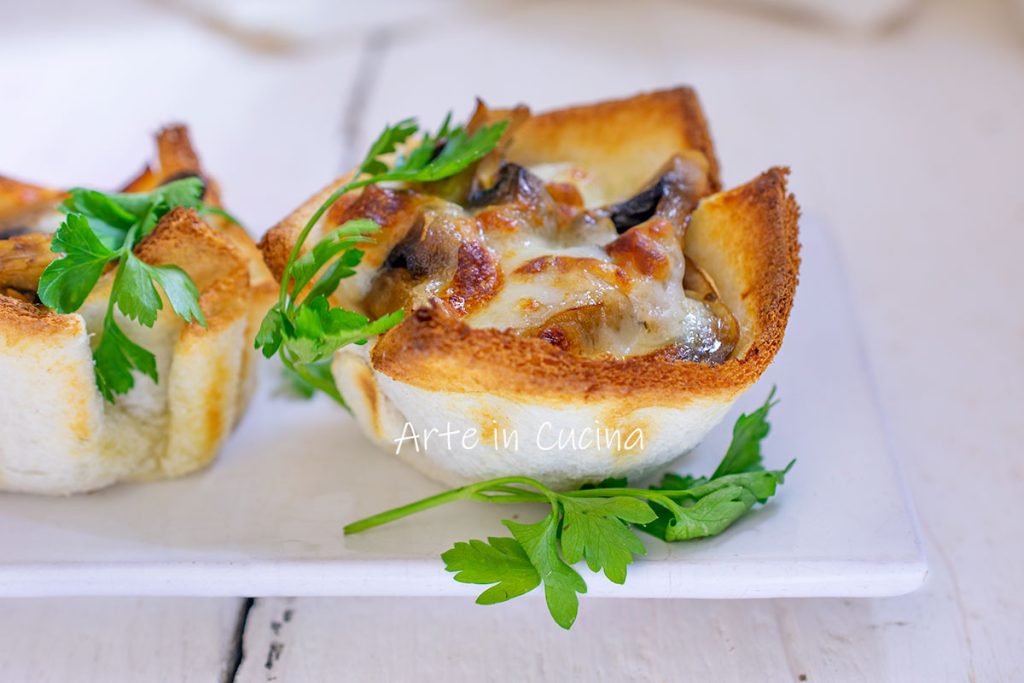 Cestinhos de pão de forma cogumelos e provolone
