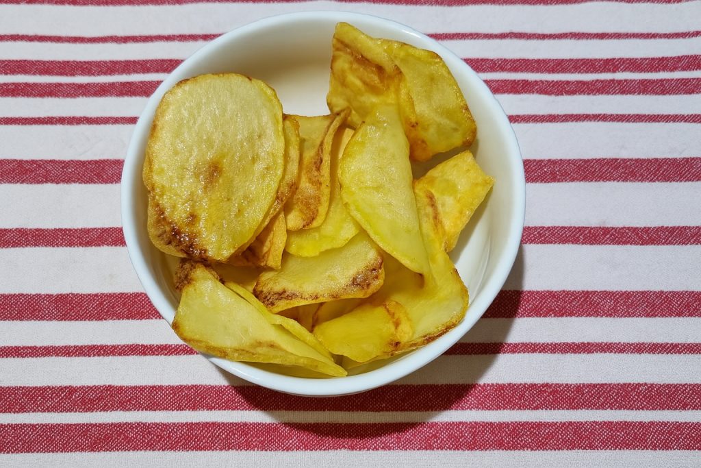chips de batata na fritadeira elétrica