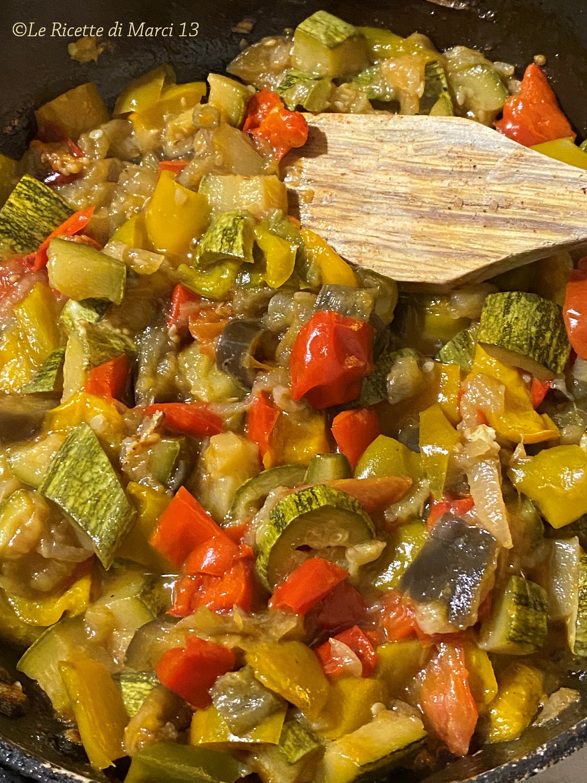 Cianfotta de verão light, cremosa e sem batatas. Receita vegetariana, vegana e sem glúten.