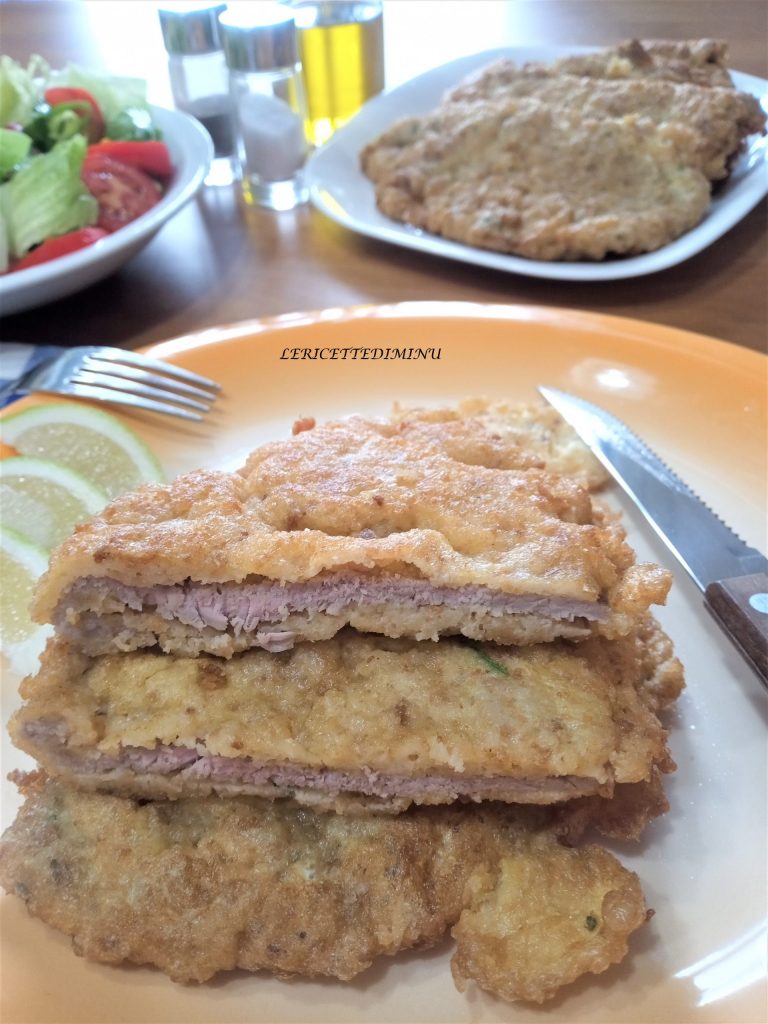 Costeletas de carne com ovo duplo