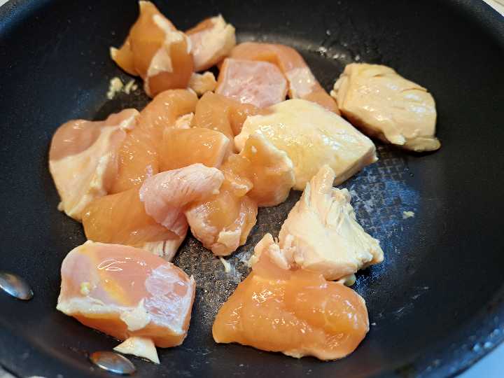 cozinhar o frango em pedaços