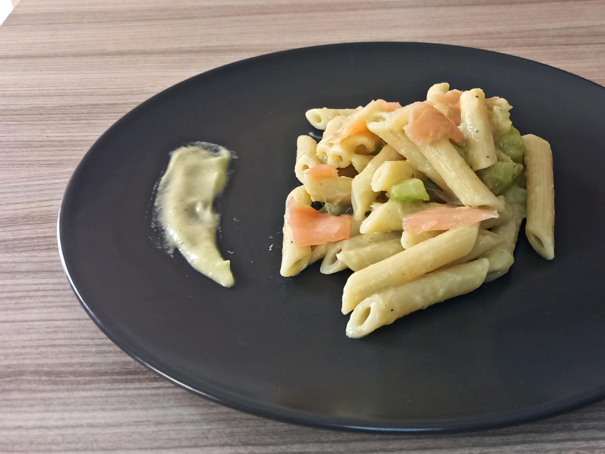 Macarrão com creme de abobrinha e salmão defumado