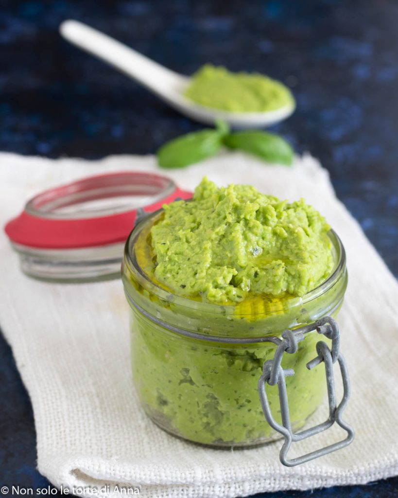 creme de ervilhas ou pesto de ervilhas