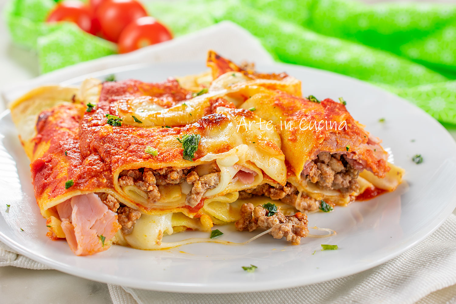 Panquecas ao forno com mussarela e tomate