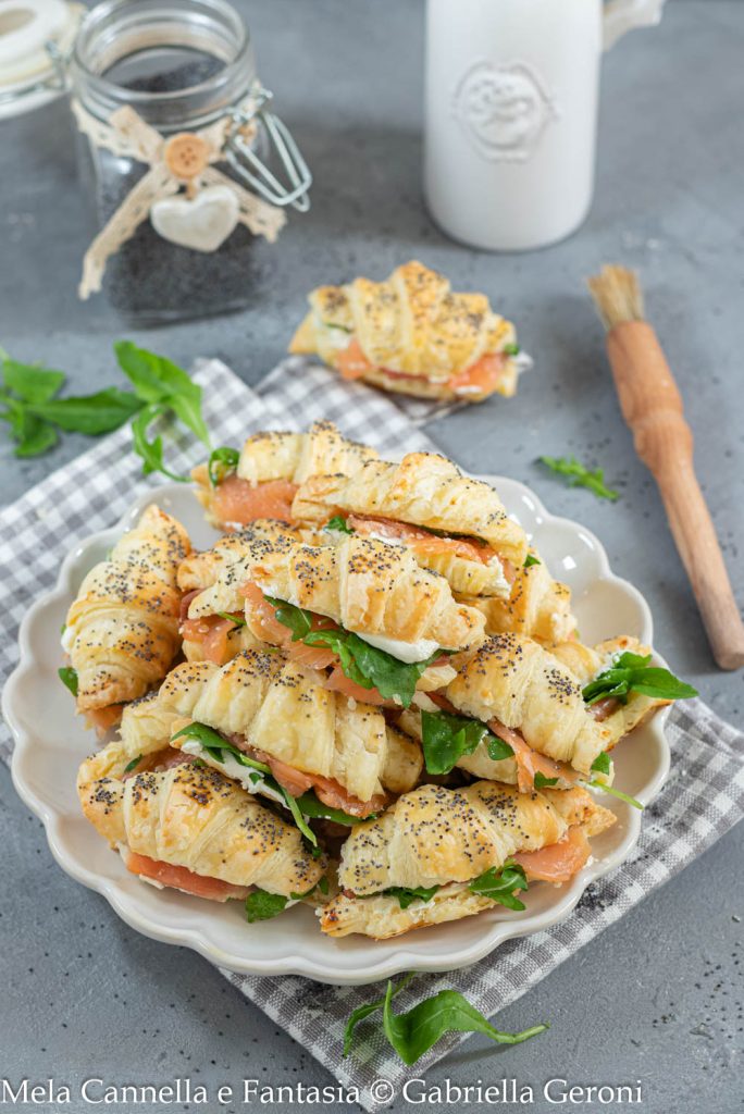 croissants salgados com salmão e rúcula