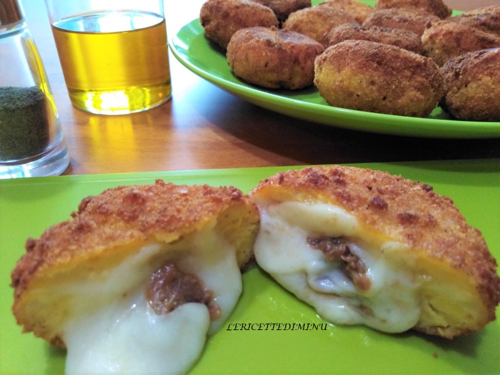 Croquetes de batata com anchovas e queijo