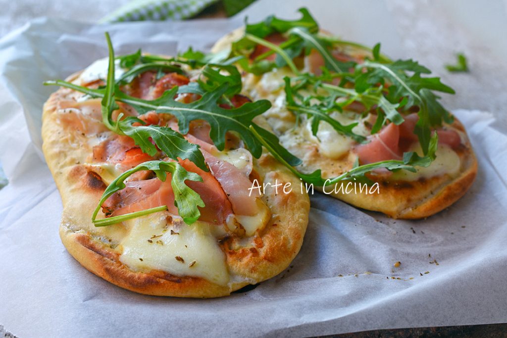 Croutons de pizza com água e farinha rápidos na frigideira