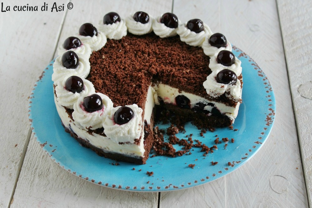 cuca de chocolate, creme e amarena