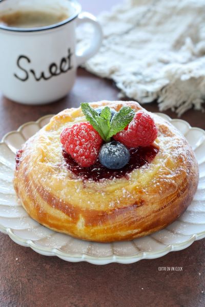 decora as brioches com frutas vermelhas, folhas de hortelã e açúcar de confeiteiro