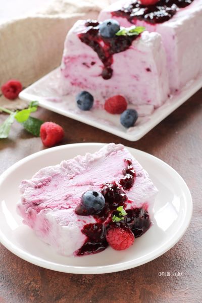 decoração do semifreddo com framboesas e mirtilos frescos e folhas de hortelã