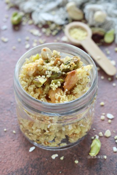 deixe esfriar o muesli e transfira para potes de vidro