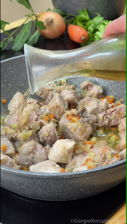 ensopado de porco com batatas e ervilhas