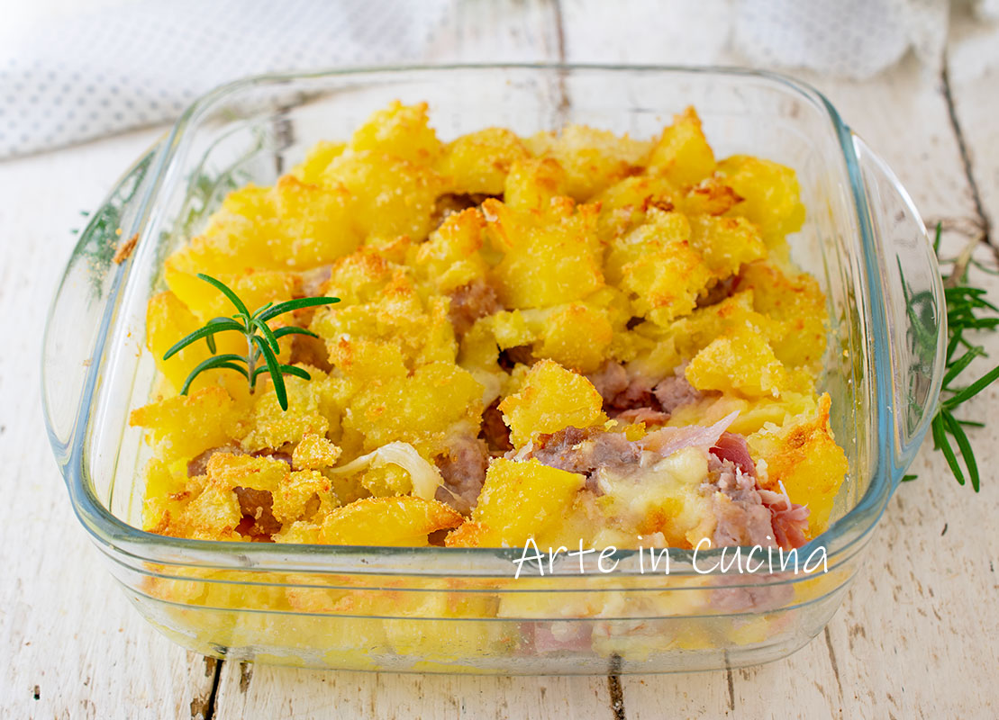 Torta de batatas esmigalhadas com presunto e linguiça