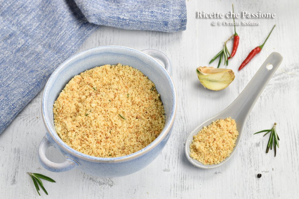 farinha de rosca aromatizada com ervas, especiarias e queijo para empanados ou gratinados