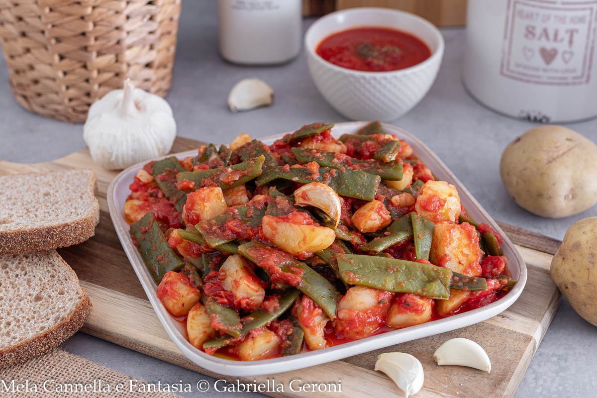 Taccole com tomate e batatas na frigideira