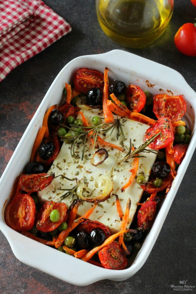 Feta assada com tomatinhos e azeitonas