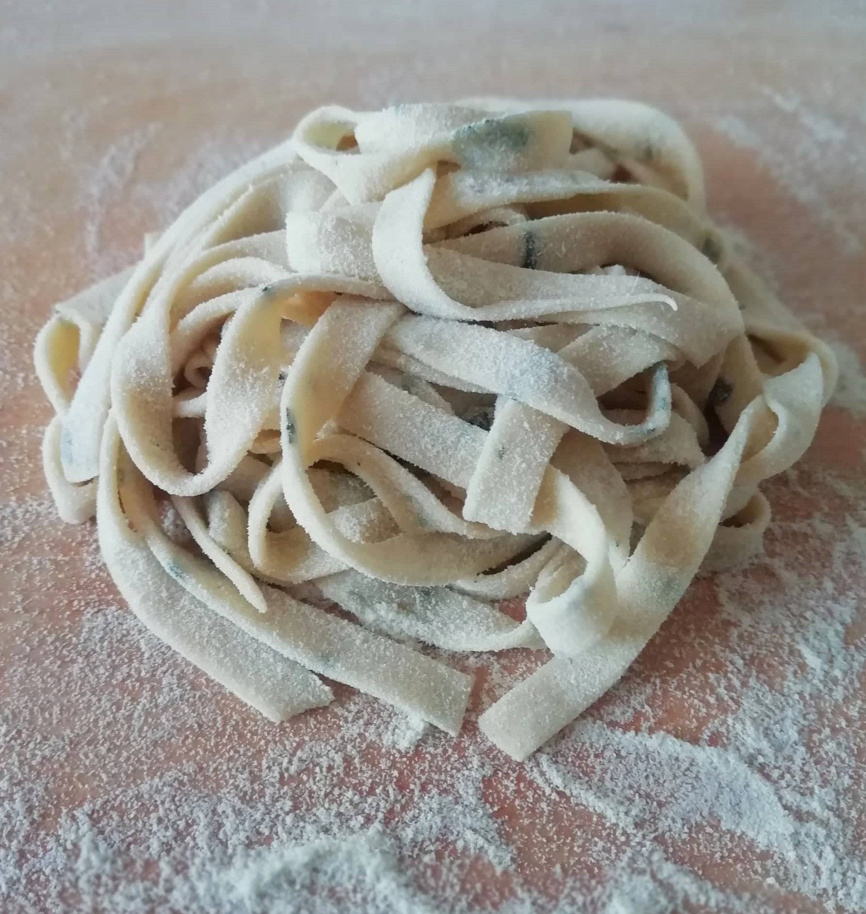TAGLIATELLE DE OVO com grana e manjericão