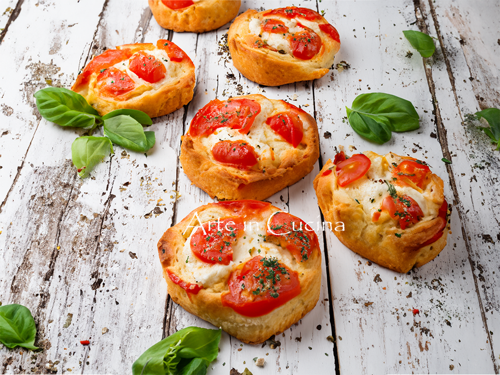 Focaccias com muçarela e tomate na frigideira
