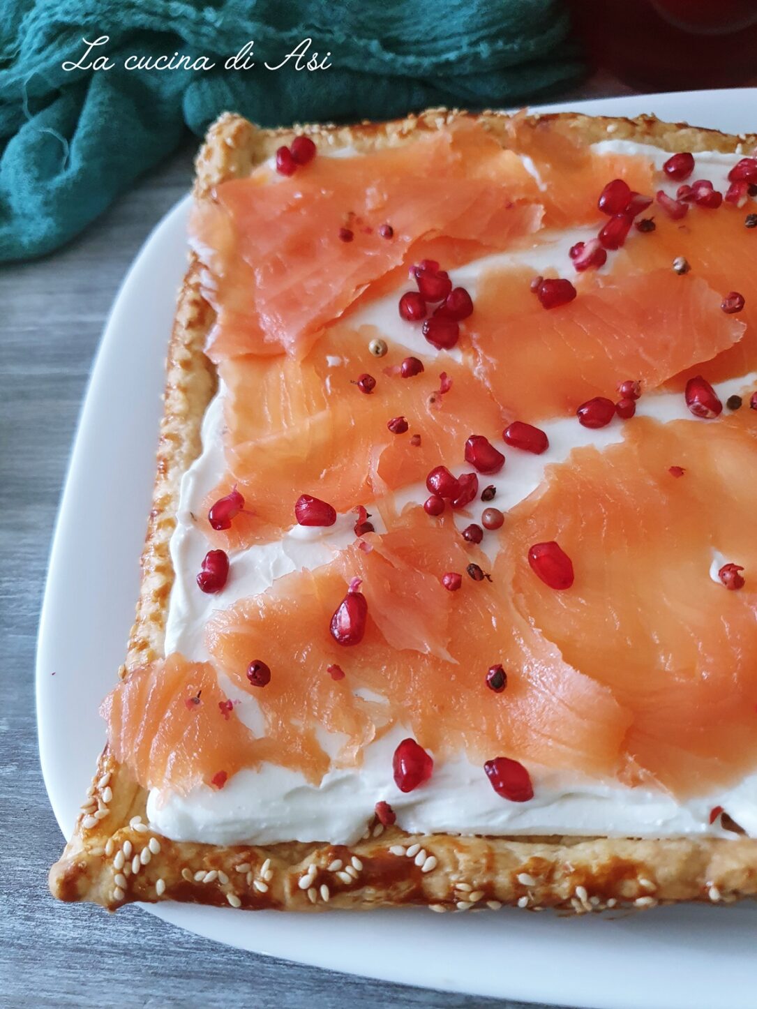 Folhado salgado com salmão queijo e pimenta rosa