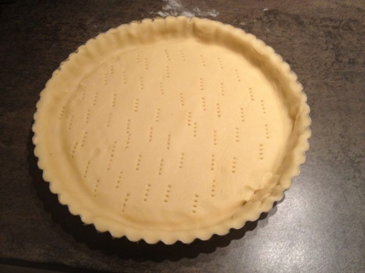 Massa podre estendida na forma de torta