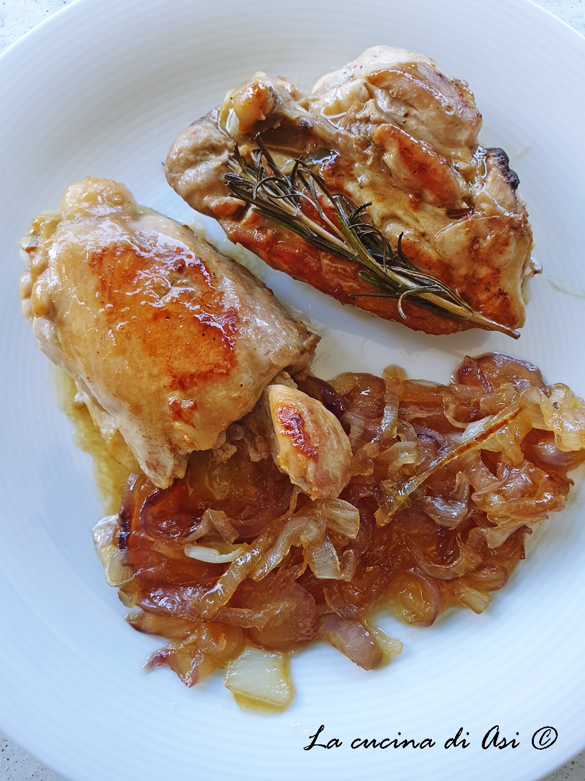 Frango em pedaços com cerveja e cebolas caramelizadas