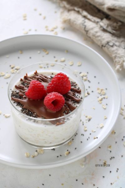 guarneça com sementes de chia, chocolate derretido e framboesas