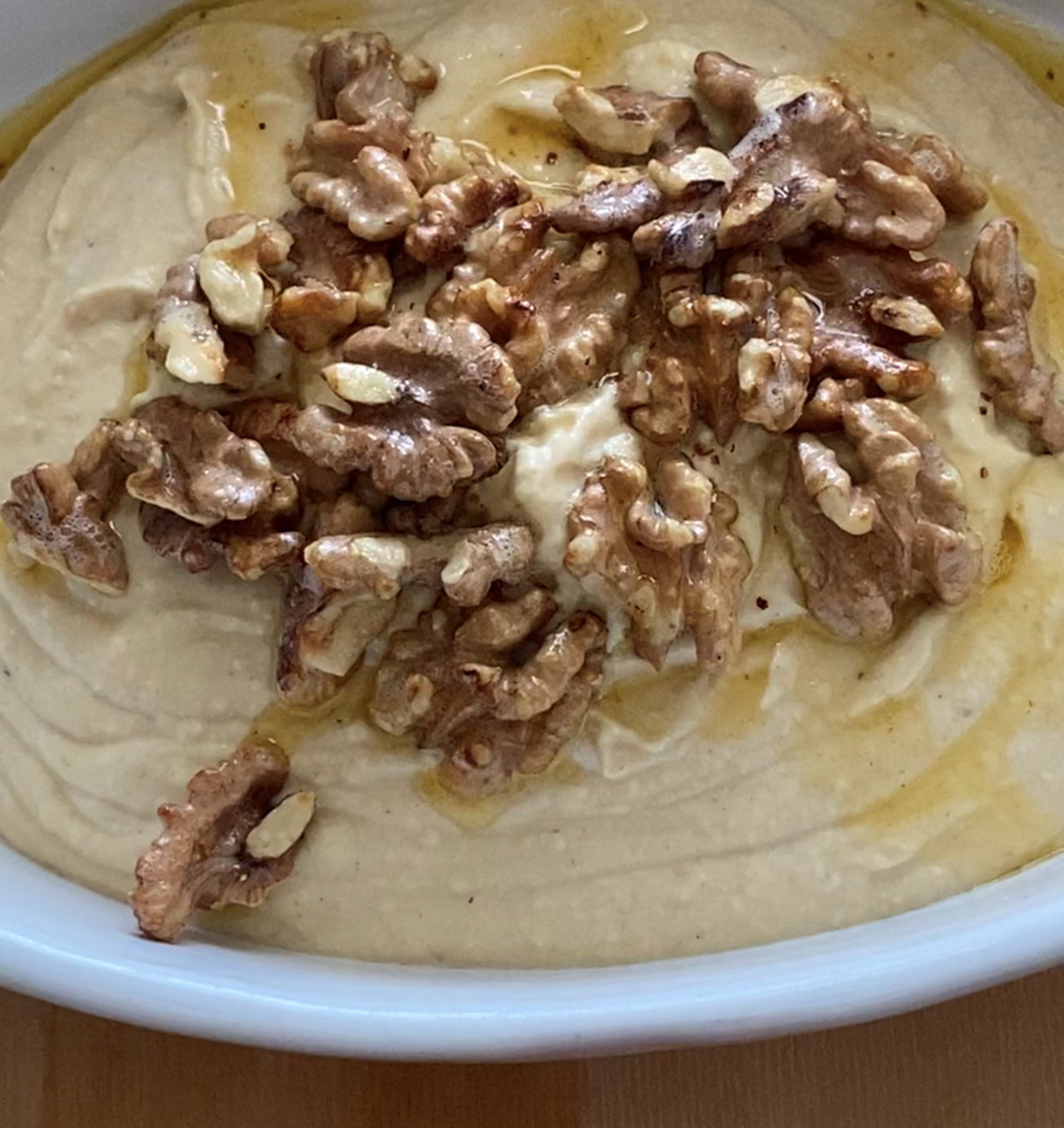 Hummus quente com nozes