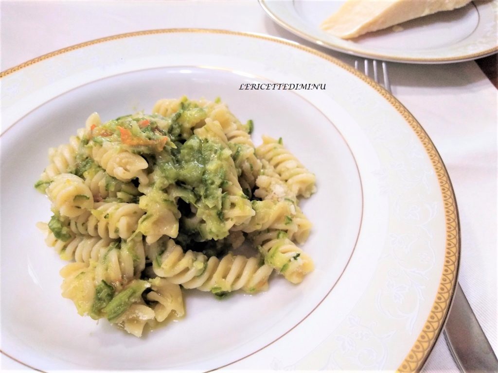 Macarrão com abobrinha e flores de abóbora